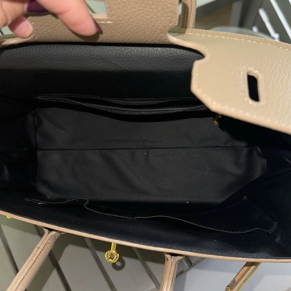 Elegant Tan Leather Handbag - Picture 8 of 8